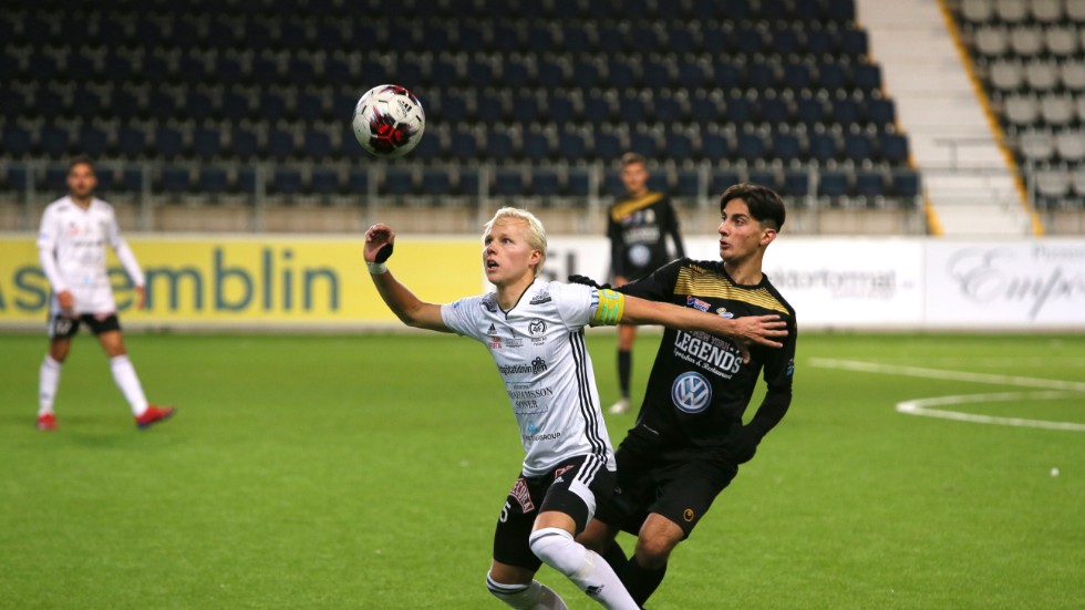 Motala AIF:s Simon Karlsson i kamp med AFK:s Mohamad Suleiman på Linköping arena. Maif vände och vann division 2-derbyt med 2-1, vilket betyder att kvalchansen lever i sista omgången på lördag.