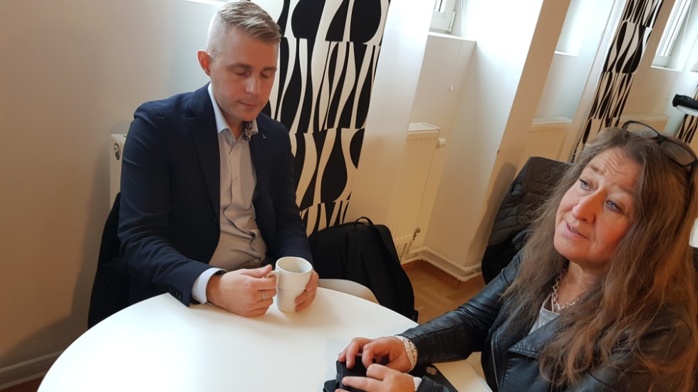 Carola Lidén, gruppledare för Centerpartiet och Thomas Söderström, Liberalerna, hade båda önskat att få svar från Mikael Lekfalk själv. 