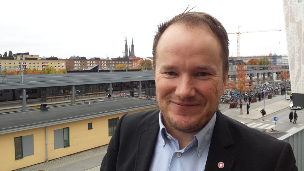 V:s ledare i Uppsala, Tobias Smedberg, vill satsa tio miljoner kronor på försök med sex timmars arbetsdag år 2022.