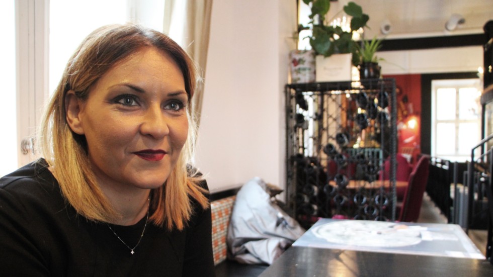 Italienska konstnären Arianna Greco, som målar med vin i stället för med färg, besöker Norrköping.
