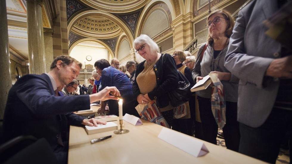 Niklas Natt och Dag signerade sin roman "1794" med sigill på Bokens dag i Universitetsaulan.