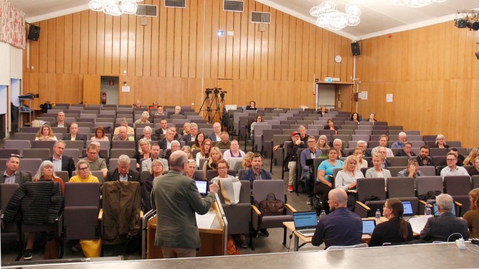 Det blev en lång debatt om framtiden för kommunens äldreombudsman vid måndagens fullmäktigemöte.