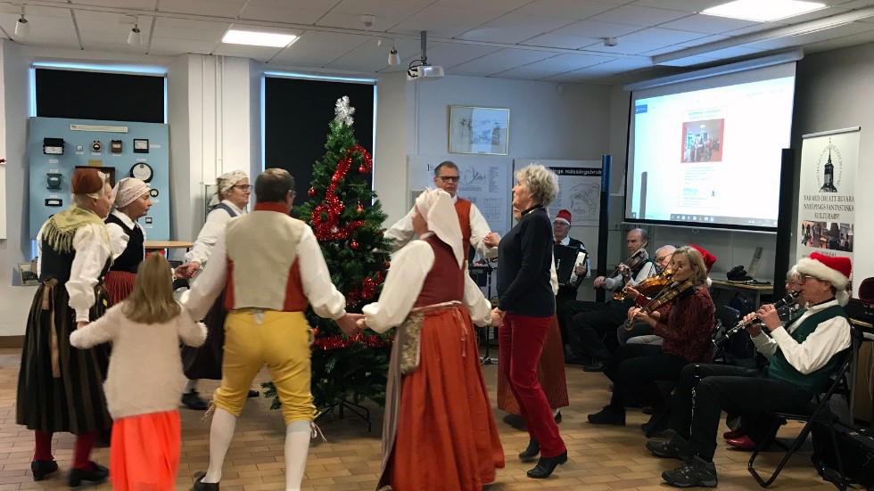 Julen tjuvstartade med ringdans i Stadsvakten. Folkdanslaget och Spelmansgillet tog täten.