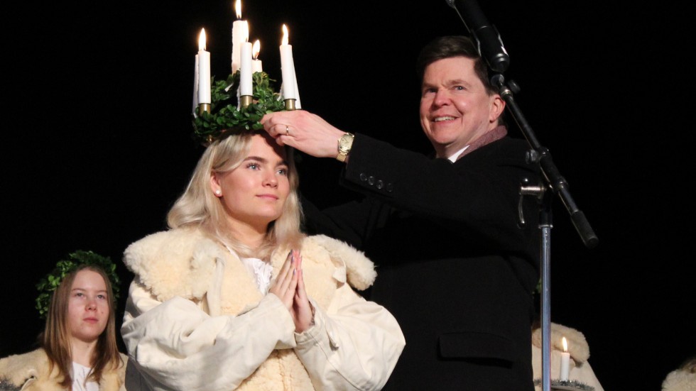 Emily Hedmo kröntes till Linköpings Lucia av talmannen Andreas Norlén vid en ceremoni i Gamla Linköping på första advent.