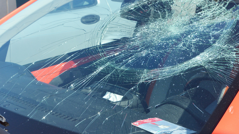 En bilägare fick i helgen sin vindruta krossad under ett kort besök i en butik i Vimmerby. Bilden är tagen vid ett annat tillfälle.