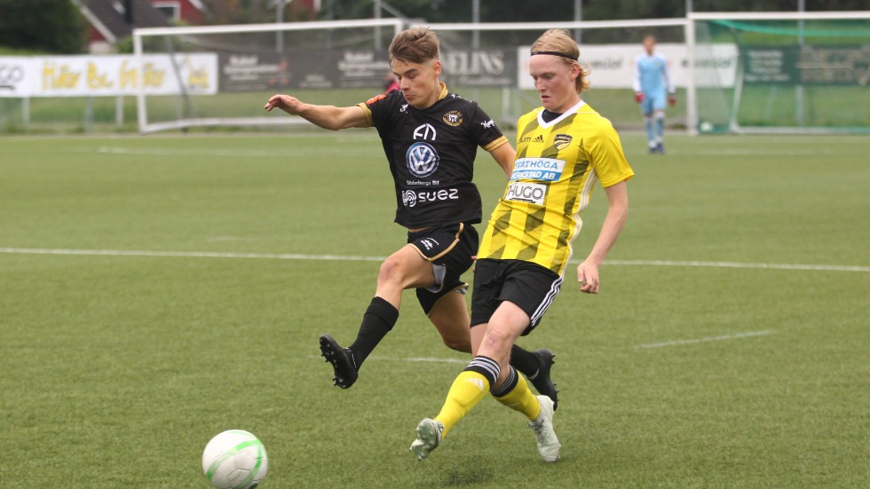 Casper Frisk, till vänster, gjorde tre mål för Smedby iderbyt mot Eneby.