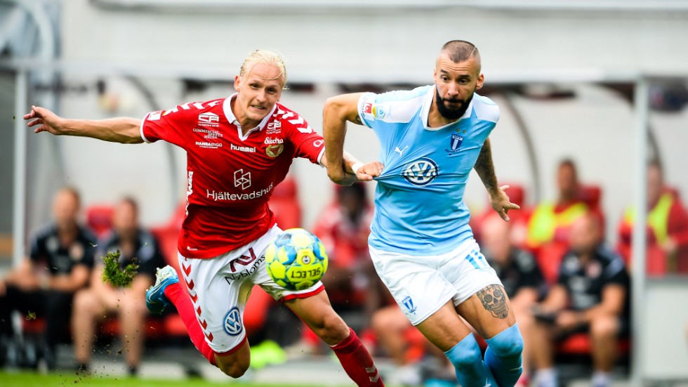 Henrik Löfkvist (i rött) i kamp med Malmö FF:s Guillermo  Molins. 