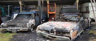 Flera bilar förstörda i brand i Åsmestad