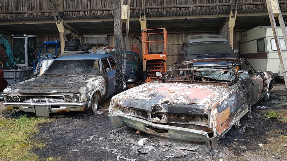 Flera bilar förstördes i en brand på fredagsförmiddagen.
