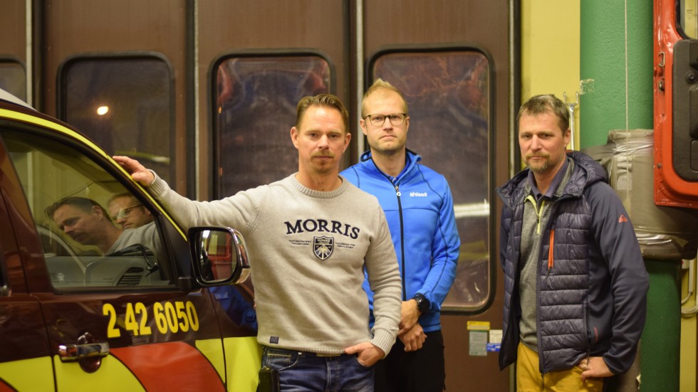 Skydsombudet Patrik Karlsson och styrkeledarna Ingemar Frank och Karl-Johan Bönner ser med oro på hur kommunen sparar inom räddningstjänsten.