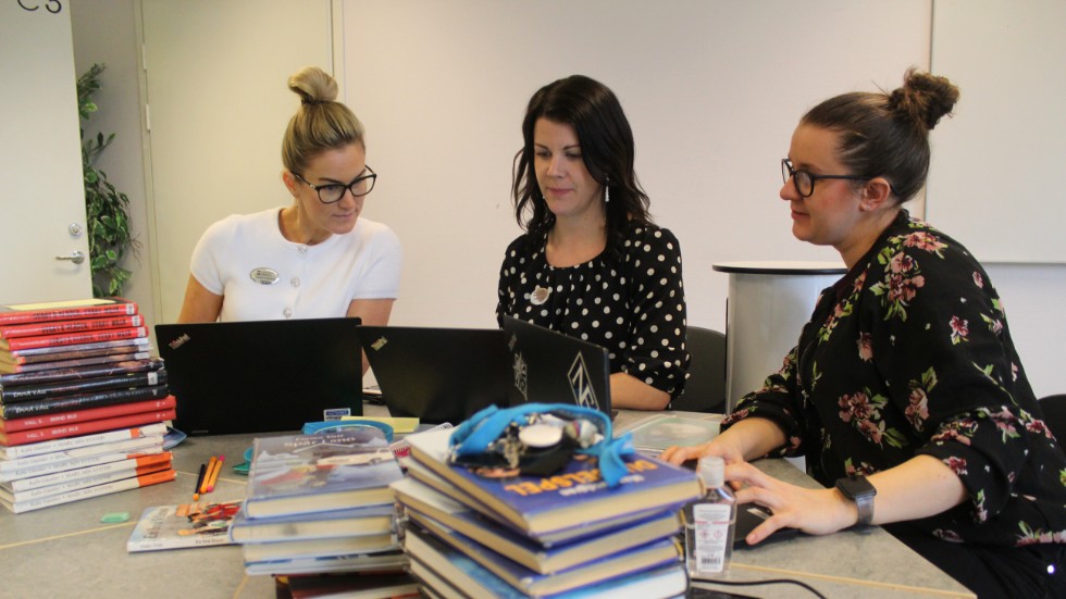 Onsdagen ägnades åt att planera inför att även Albäcksskolan inför utbildning på distans. Hanna Ankarberg Lagergren, Josefine Steén och Malin Vegehall tittar på användbart digitalt material.