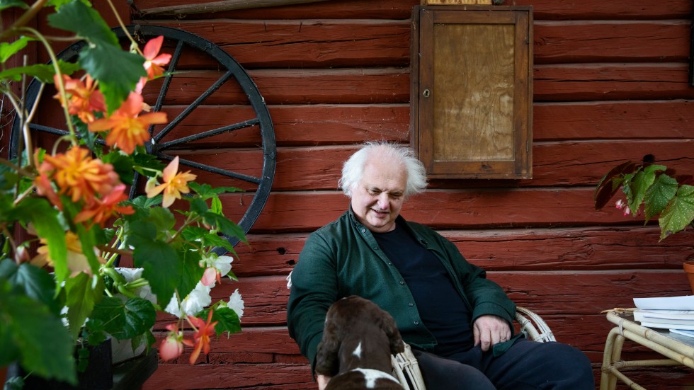 Göran Greider växte, som alla i hans generation, upp i en brytningstid. Igenkänningen i hans självbiografiska "En av dessa morgnar ska du stiga upp sjungande" är stor konstaterar Lennart Lindgren.