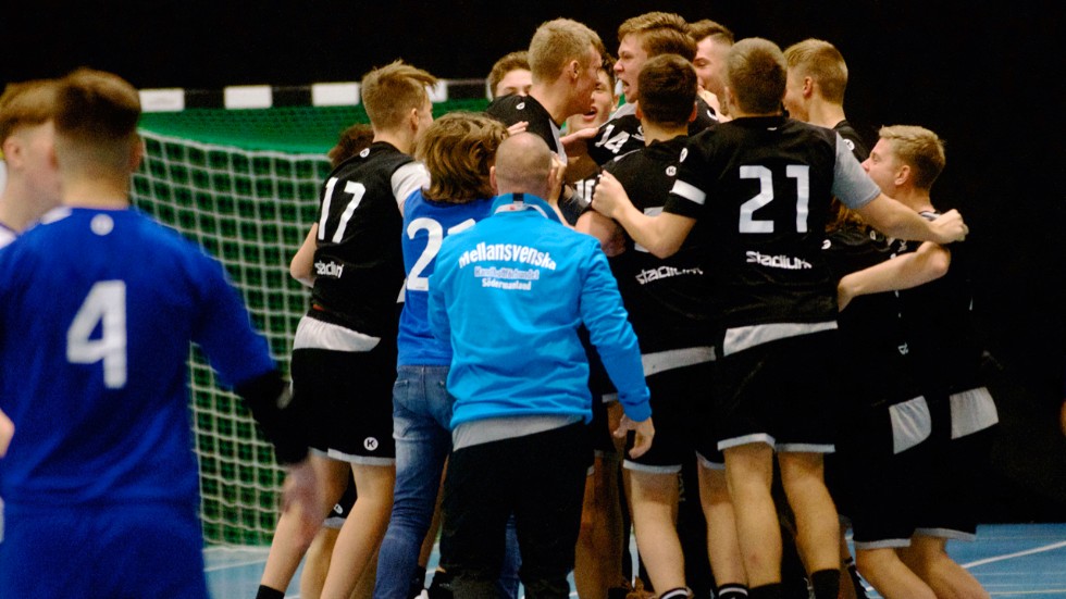 Alla morgonpigga handbollsälskare fick se en makalös dramatik när Sörmland hämtade upp 13–15 till det kryss som behövdes mot ett starkt Göteborgslag för att få spela om en semifinalplats. 