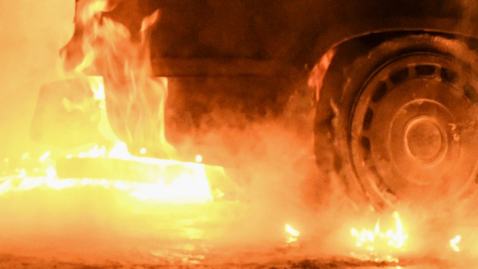 En bil totalförstördes vid en brand i Skokloster.