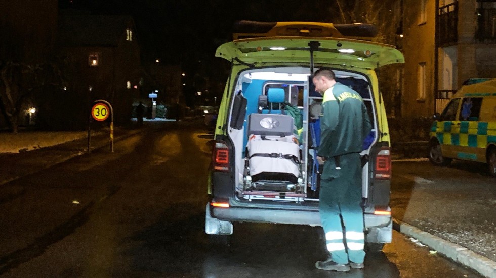 Två personer fick åka ambulans till sjukhuset efter branden i lägenheten.