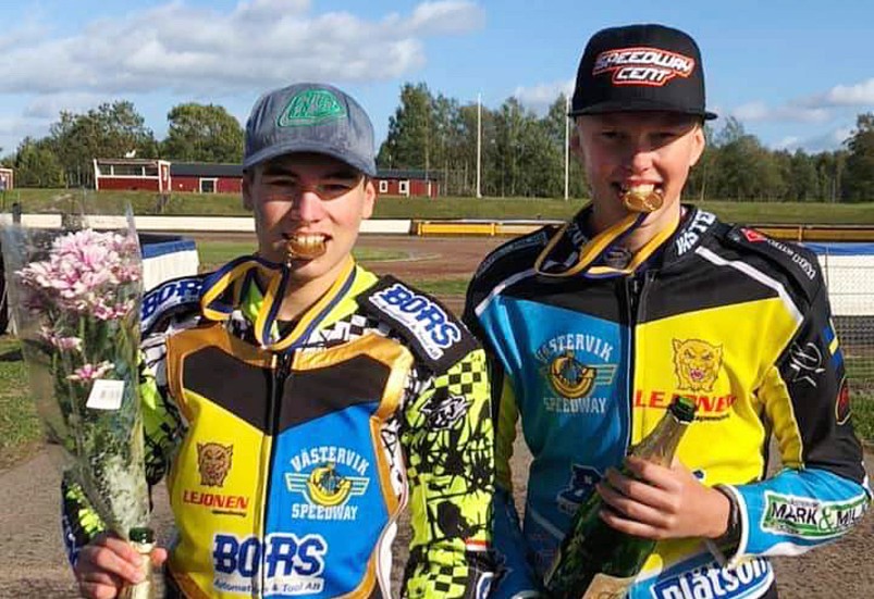 Västervik/Lejonens Casper Henriksson och Noel Wahlqvist vann guld i 250 cc i Örebro i söndags.