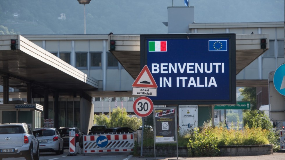 "Välkommen till Italien" hälsas de schweiziska resenärer som passerar den Italienska gränsen, Italienarna är dock inte lika välkomna på andra sidan, något man snart hoppas ändras. Arkivbild.