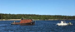 Båten bogserades äntligen bort – då gick den på grund