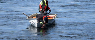 Två personer räddades från sjunkande båt