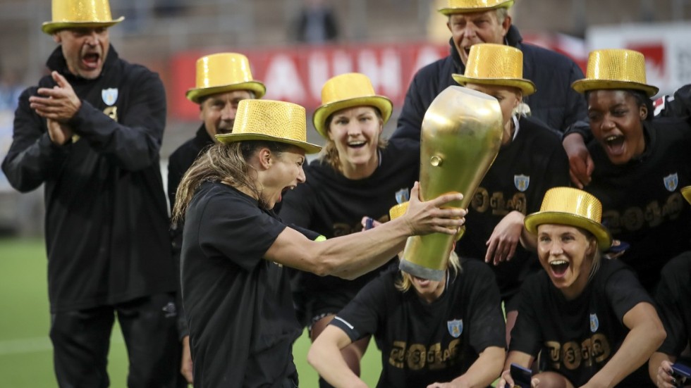 Göteborgs lagkapten Beata Kollmats höjer bucklan efter Göteborgs cupseger förra året. Årets cup ställs in. Arkivbild.