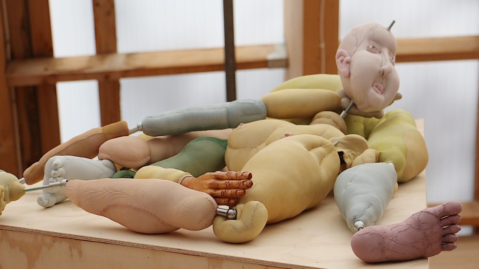 En lite läskig installation, med handsydda kroppsdelar som kan skruvas ihop, Christina Skantzes bidrag till utställningen.