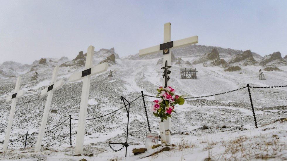 För några år sedan gick två ras på båda sidor av kyrkogården i Longyearbyen. Nu måste den flyttas.