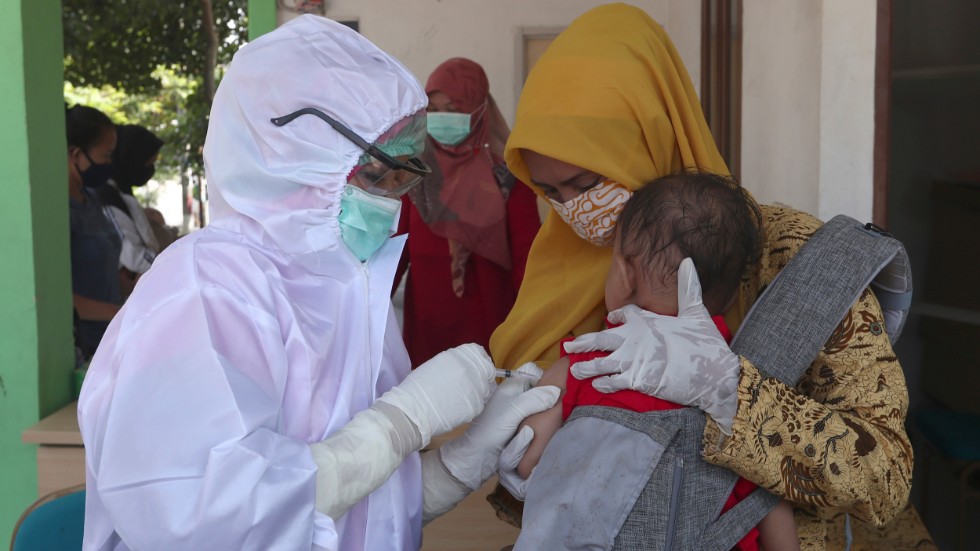 Ett spädbarn i Tangerang i indonesien får mässlingsvaccin, under pågående viruspandemi.