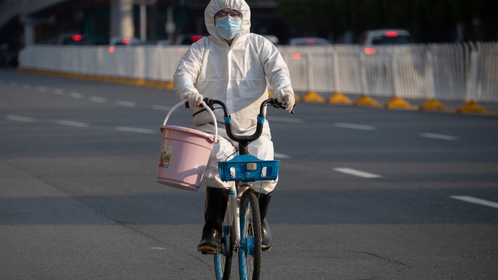En boende i Wuhan på cykeltur några dagar efter att karantänen hävts. Nu ska samtliga jättestadens invånare testas. Arkivbild.
