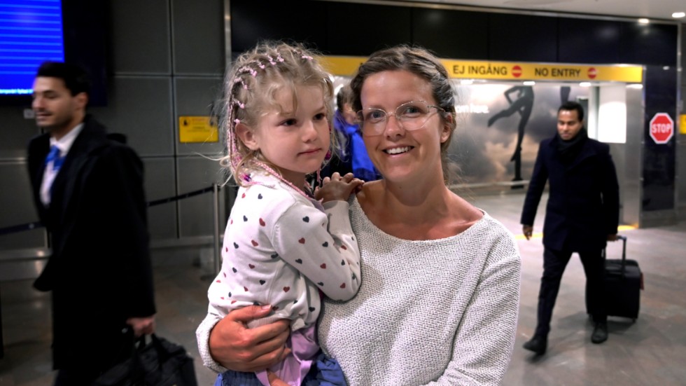 Ida Olheim med dottern Elsa från Södertälje kom hem till Sverige efter en elva timmar lång flygning.