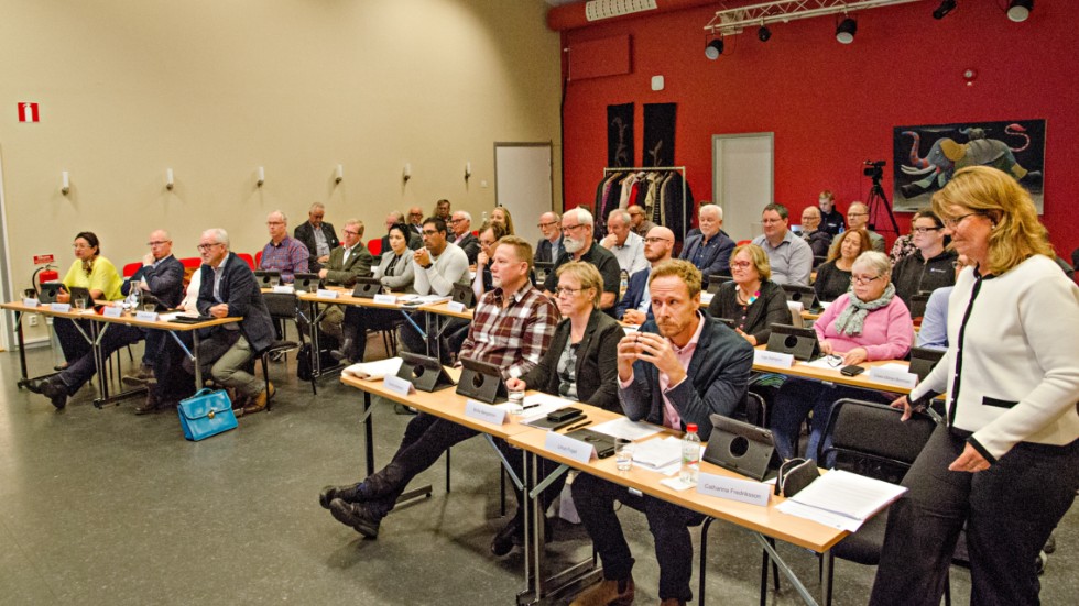 2015 beslutade Oxelösunds folkvalda att det måste tecknas avtal mellan kommunen och dess bolag Kustbostäder för förvaltning av verksamhetslokaler, underhåll av gata/park samt drift och underhåll av småbåtshamnarna. Sex år senare är det inte genomfört.
