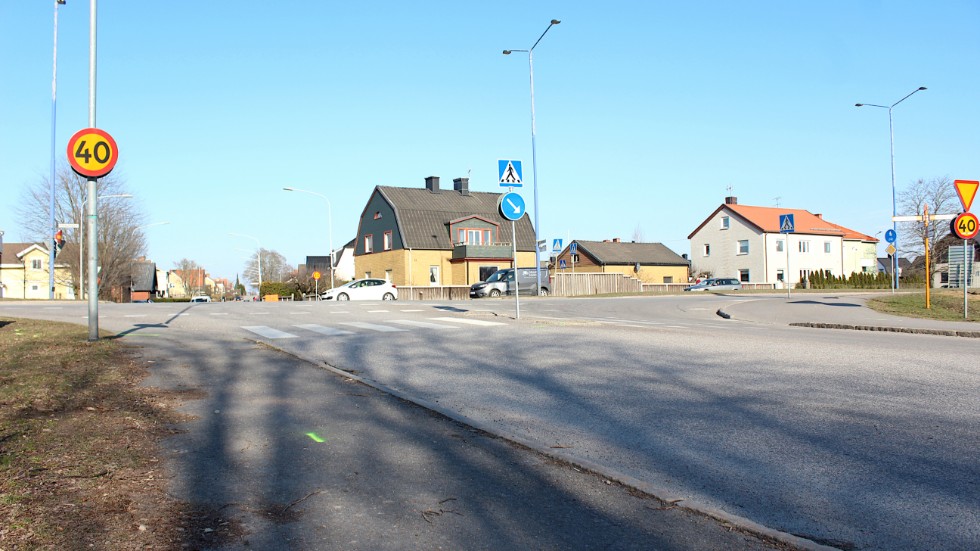 Någon kan och ska sätta stopp för rallykörningar på Finspångsvägen med vanliga personbilar, a-traktorer och mopedbilar, tycker signaturen Ni.