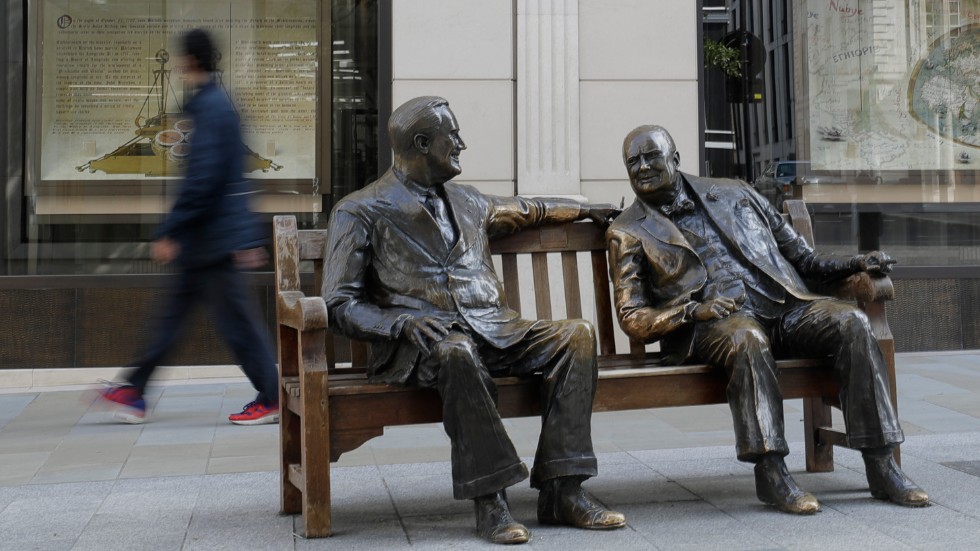 Allierade, en skulptur i London av Lawrence Holofcener, visar Storbritanniens Winston Churchill och USA:s Franklin D Roosevelt, uppmärksammar värdet av demokratiska stater i gemenskap. 