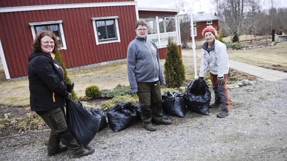 Viktoria Markgren och Stina Lundström levererar säckar med brunnen gödsel till Doris Segerlund i Kusmark.