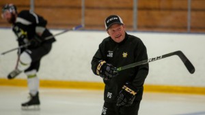 Värmebölja i helgen- dags för hockeyträning: "Perfekt att gå in och svalka sig lite"