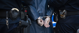 Man anhållen för brott – polisen söker fler inblandade