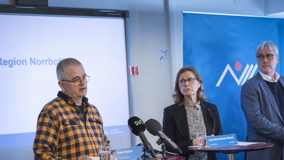 Smittskyddsläkaren Anders Nystedt, regiondirektören Anna-Stina Nordmark Nilsson och Per Berglund, chef division Länssjukvård, deltar bland annat på regionens pressträff.