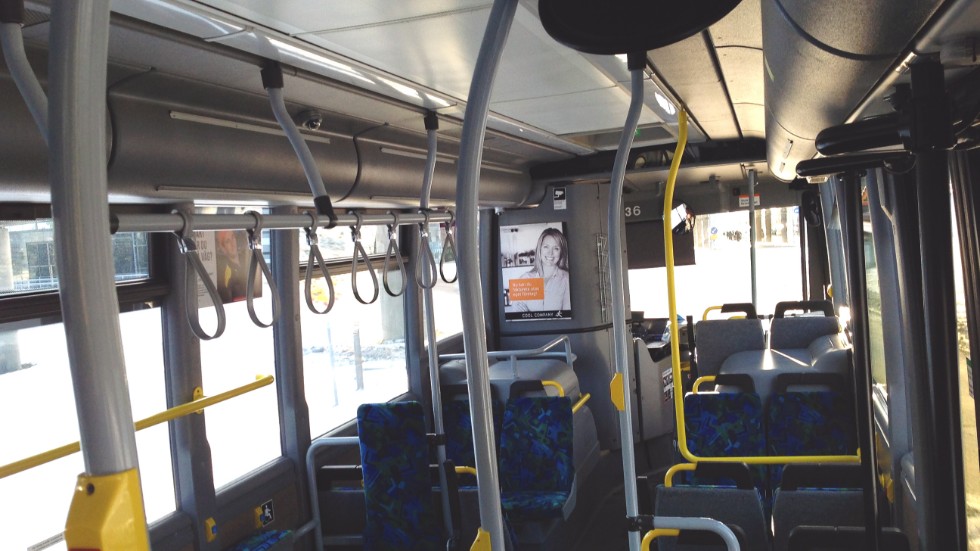 En tom buss borde innebära lägre biljettpris på just den turen. Genom att anpassa biljettpriserna efter efterfrågan tror skribenten att kollektivtrafiken skulle kunna få tillbaka sina passagerare.