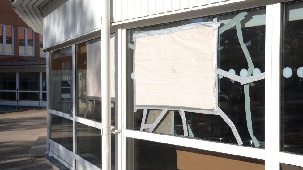 Skadegörelser på skolor kostade Vimmerby kommun nära 200 000 kronor i fjol. Bilden är dock från 2019 när ett stort antal fönsterrutor krossades på AL-skolan under en helg i oktober.