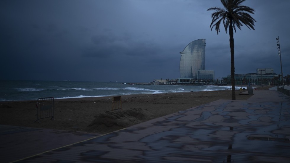 Tomt och tyst på Barceloneta-stranden i Barcelona på grund av coronakrisen. Arkivbild.