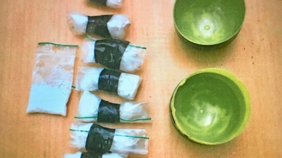 Polisen hittade 86,9 gram portionsförpackat amfetamin i en bostad i Vimmerby. Där fanns också 20 milliliter amfetaminlösning. Narkotikan på bilden kommer från ett annat tillslag.