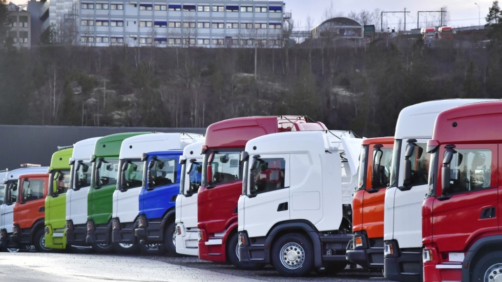 Nya lastbilar vid Scania i Södertälje när beskedet om att produktionen skulle stoppas kom i mitten av mars. Nu finns en oro för att coronakrisen kommer att påverka svensk fordonsindustri under en lång tid.