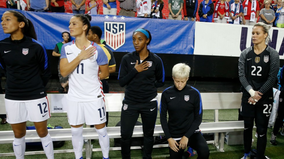 Den amerikanska storspelaren Megan Rapinoe knäböjer i samband med att USA:s nationalsång spelas före en match mot Nederländerna i Atlanta, den 18 september 2016.