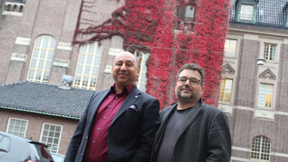 En bild på en gruppledare och ett oppositionsråd i SD i Norrköping. Nu är båda uteslutna och vildar i fullmäktige. Matthias Olofsson till höger är en av undertecknarna av dagens debattartikel. 