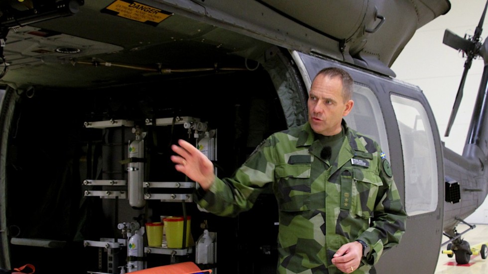 Mikael Wikh, överstelöjtnant och chef på utvecklingssektionen inom helikopterflottiljen, berättar om hur helikoptrarna har utrustats särskilt för intensivvårdspatienter.