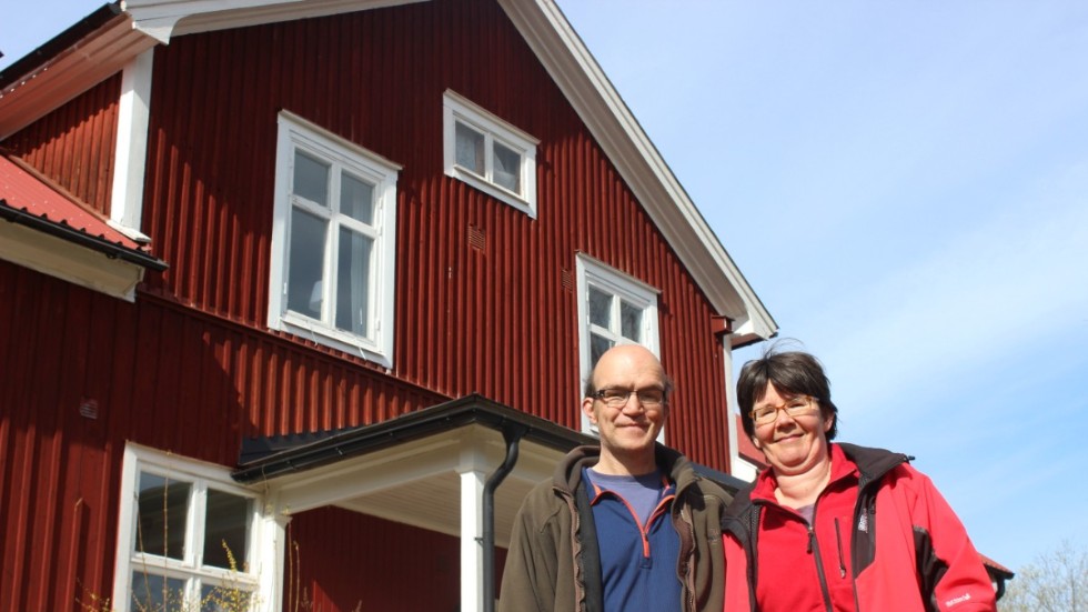 Paret Rick och Linda Veen driver Björkfors vandrarhem, och ser nu att alltfler avbokningar sker.