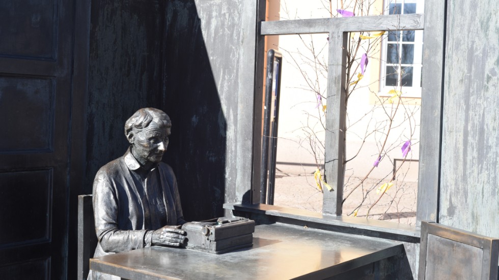 Statyn av Astrid Lindgren har fått lite påskpynt också.