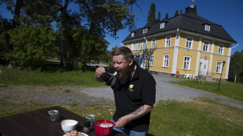 Fiskpanik inför midsommarfesten? Ingen fara. Hushållningssällskapets Pelle Johansson ger dig inte mindre än fem strömmingar och sillar som du kan göra nu på förmiddagen – och äta redan i eftermiddag.