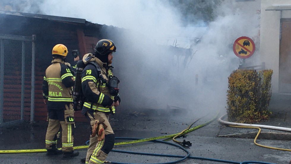 Räddningstjänsten larmades kl 12.30 till branden i garagelängan på Lagerlöfsgatan i Gränby. 