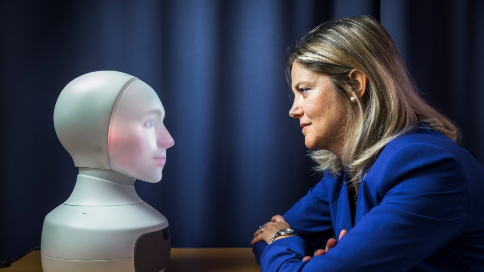 Roboten Jona är en av de sociala robotar som Ginevra Castellano och hennes forskarlag vid Uppsala social robotics lab arbetar med. Målet är att robotar som Jona med hjälp av artificiell intelligens ska kunna bli ett stöd åt elever i skolan. 