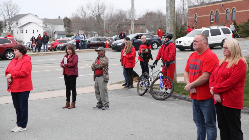 Människor uppmanades i fredags att bära rött för att hedra offren, och hålla avståndet till varandra på grund av coronan, i Nova Scotia.